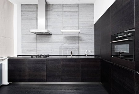 Téléchargez les photos : 14959135 - partie de l'intérieur de la cuisine de style minimalisme moderne dans des tons monochromes - en image libre de droit