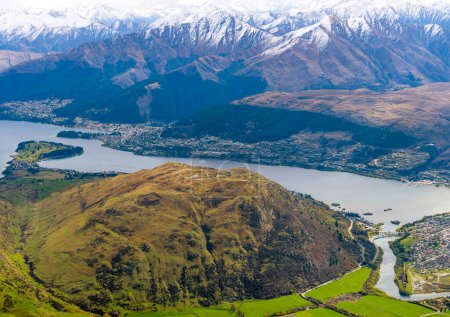Contempla las Alturas de Ciervos y una vista aérea de Queenstown, Nueva Zelanda desde la cima de la estación de esquí Remarkables.