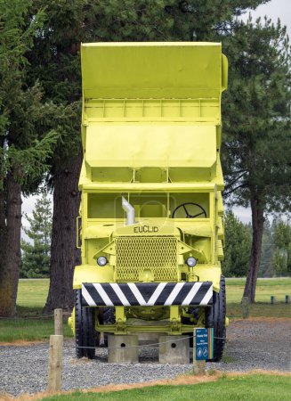 Téléchargez les photos : Queenstown, Nouvelle-Zélande - 4 novembre 2020 : Camion à benne arrière Euclid de 15 tonnes, modèle 80FD, présenté dans le cadre de la collection Twizel Heritage Trail. - en image libre de droit