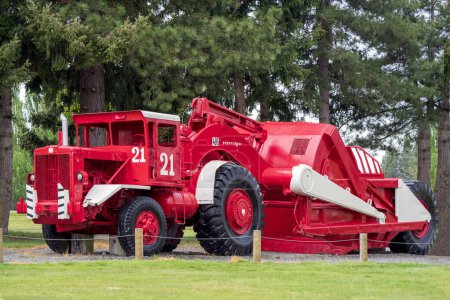 Téléchargez les photos : Twizel, Nouvelle-Zélande - 4 Novembre, 2023 : Une exposition historique de machines rouges sur le Twizel Heritage Trail, mettant en valeur le génie hydroélectrique néo-zélandais. - en image libre de droit
