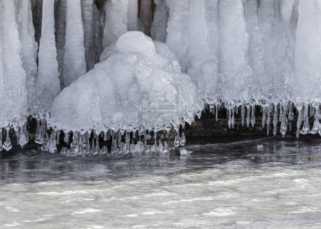 Téléchargez les photos : Sculptures et formations de glace hivernales naturelles sur le lac Creve Coeur à St. Louis Missouri - en image libre de droit