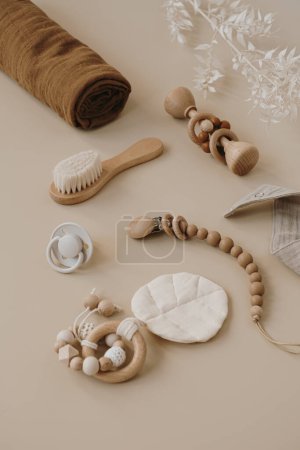 Téléchargez les photos : Accessoires de soins pour nouveau-nés scandinaves esthétiques, collage de jouets sur fond beige pastel neutre. Ensemble élégant et tendance pour bébé de luxe - en image libre de droit