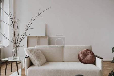 Téléchargez les photos : Élégant style scandinave hygge maison salon intérieur. Canapé confortable confortable, oreillers, murs blancs. Esthétique luxe lumineux appartement concept de design d'intérieur - en image libre de droit