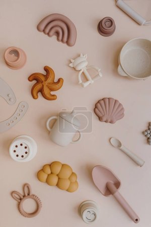 Téléchargez les photos : Ensemble de différents jouets sur fond rose pastel. Couché plat, vue du dessus - en image libre de droit