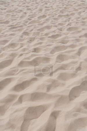 Téléchargez les photos : Texture abstraite minimale de vacances d'été chaudes. Vue rapprochée de la plage ou du sable des dunes du désert. Esthétique neutre couleur nature paysage - en image libre de droit