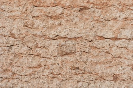 Téléchargez les photos : Texture de paroi rocheuse craquelée en pierre beige. Ancien bâtiment. Fond neutre couleur pastel - en image libre de droit