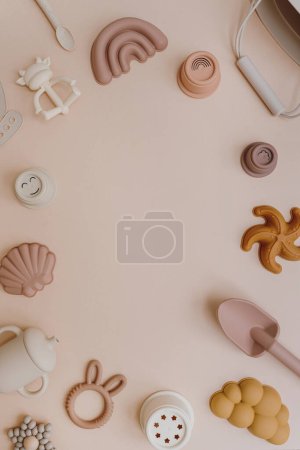 Foto de Conjunto de diferentes juguetes sobre fondo rosa pastel con espacio de copia vacío en blanco. Piso tendido, vista superior - Imagen libre de derechos