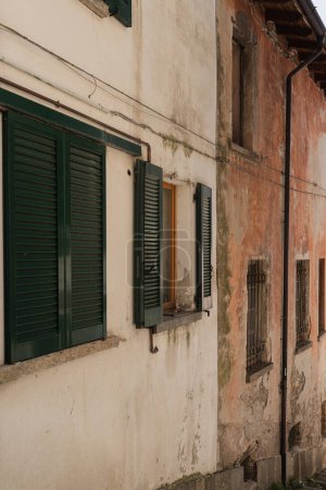 Téléchargez les photos : Ancienne architecture italienne historique. Bâtiments européens traditionnels de la vieille ville. Esthétique vacances d'été fond de voyage - en image libre de droit