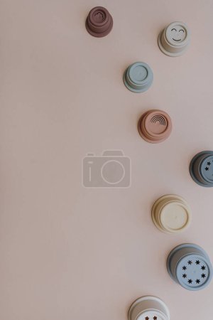 Téléchargez les photos : Set of stacking tower cups in neutral pastel colors. Copy space - en image libre de droit