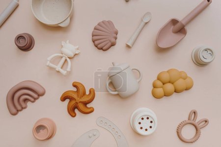 Téléchargez les photos : Ensemble de différents jouets sur fond rose pastel. Couché plat, vue du dessus - en image libre de droit