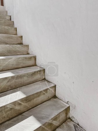 Téléchargez les photos : Concept d'architecture esthétique minime. Mur beige et escaliers. Contexte minimal neutre - en image libre de droit