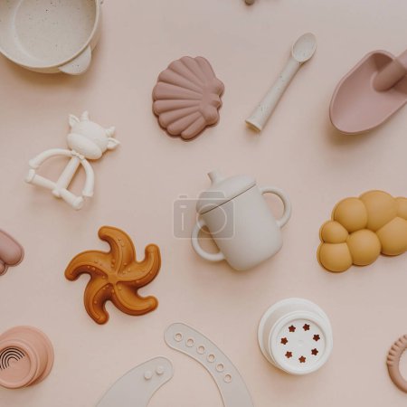 Foto de Set de diferentes juguetes sobre fondo rosa pastel. Piso tendido, vista superior - Imagen libre de derechos