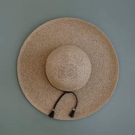 Téléchargez les photos : Flatlay straw hat on pastel blue background. Flat lay, top view minimalist fashion accessory concept. Online shopping, store, sale, shop - en image libre de droit