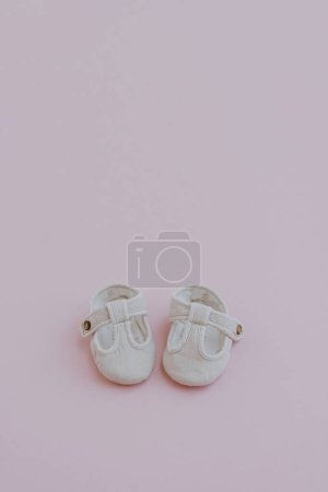 Téléchargez les photos : Cotton shoes for baby child. Flat lay of aesthetic nordic Scandinavian fashion children's wearing. Neutral pastel pink colour - en image libre de droit