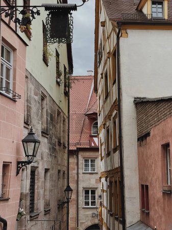Téléchargez les photos : Ancienne architecture historique à Nuremberg, Allemagne. Bâtiments traditionnels de la vieille ville européenne avec fenêtres en bois, volets roulants et murs pastel colorés. Esthétique vacances d'été, arrière-plan touristique - en image libre de droit
