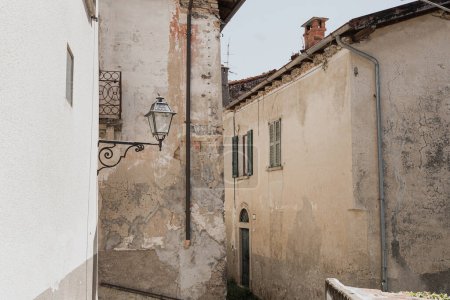 Téléchargez les photos : Ancienne architecture italienne historique. Bâtiments européens traditionnels de la vieille ville. Esthétique vacances d'été fond de voyage - en image libre de droit