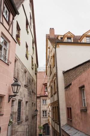 Téléchargez les photos : Bâtiments européens traditionnels de la vieille ville. Ancienne architecture historique à Nuremberg, Allemagne - en image libre de droit