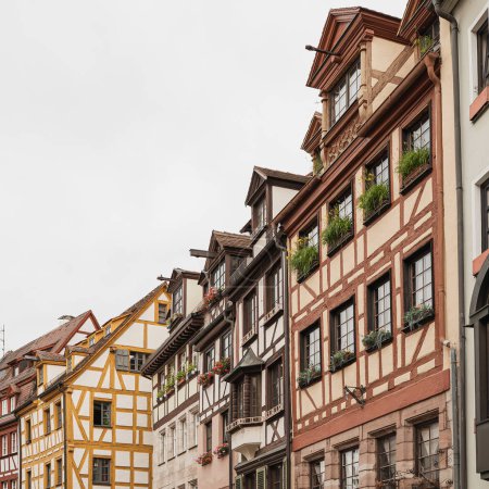 Foto de Edificios tradicionales de la ciudad vieja europea. Antigua arquitectura histórica en Nuremberg, Alemania - Imagen libre de derechos