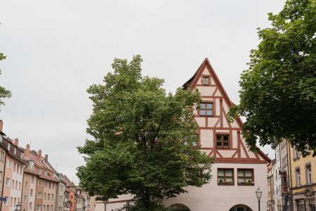 Foto de Antigua arquitectura histórica en Nuremberg, Alemania. Edificios tradicionales de la ciudad vieja europea. Concepto estético de viaje de verano - Imagen libre de derechos