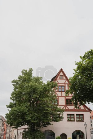Foto de Edificio tradicional de la ciudad vieja europea. Antigua arquitectura histórica en Nuremberg, Alemania - Imagen libre de derechos