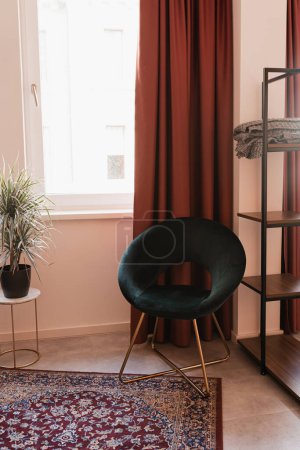 Foto de Elegante y elegante sillón, alfombra, estante. Moderna estética minimalista casa sala de estar diseño interior. Apartamento de lujo interior - Imagen libre de derechos