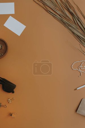 Téléchargez les photos : Flatlay cadre vierge avec espace de copie. Accessoires de mode d'été minimes esthétiques pour femmes sur fond orange. Vue de dessus, plan plat - en image libre de droit