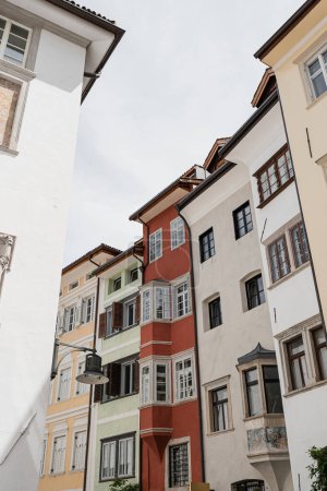 Téléchargez les photos : Architecture historique en Italie. Bâtiments traditionnels de la vieille ville européenne. Fenêtres en bois, volets et murs pastel colorés. Esthétique vacances d'été fond de voyage - en image libre de droit