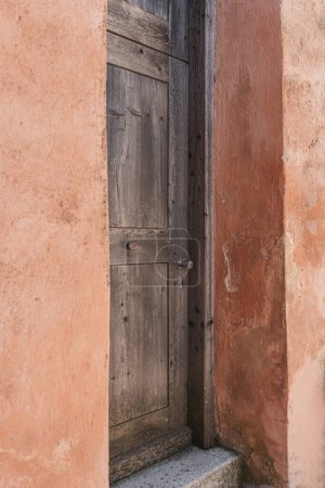 Foto de Antigua puerta de madera vintage y paredes coloridas de coral - Imagen libre de derechos