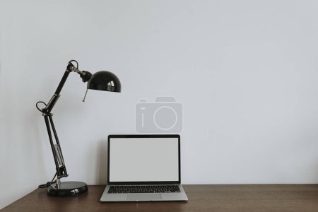 Foto de Área de trabajo de escritorio de oficina en casa minimalista con computadora portátil, lámpara en la mesa. Vista frontal copia espacio en blanco maqueta de plantilla - Imagen libre de derechos