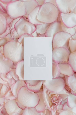 Téléchargez les photos : Carte de feuille de papier vierge avec espace de copie maquette, pétales roses de fleurs de rose. Pose plate, vue du dessus esthétique minimaliste modèle Saint-Valentin - en image libre de droit