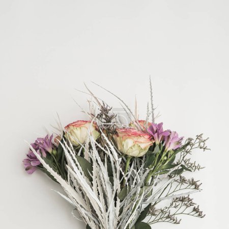 Téléchargez les photos : Bouquet de fleurs roses sur fond blanc. Pose plate, vue du dessus composition florale minimale - en image libre de droit