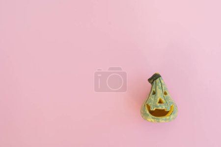Foto de Halloween pumpkin on pink background - Imagen libre de derechos