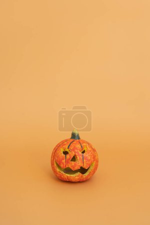 Foto de Calabaza de halloween sobre fondo naranja - Imagen libre de derechos