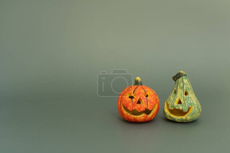 Foto de Calabazas de Halloween sobre fondo verde - Imagen libre de derechos