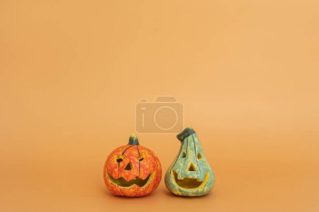 Téléchargez les photos : Citrouilles d'Halloween colorées sur fond orange avec espace de copie. Concept de vacances d'automne minimes - en image libre de droit