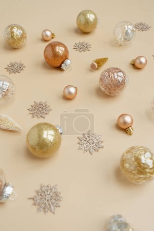 Téléchargez les photos : Boules de Noël, boules, rubans, étoiles sur fond beige - en image libre de droit