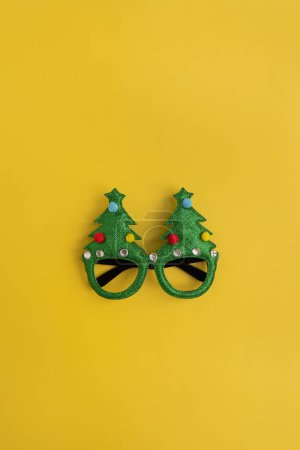 Téléchargez les photos : Drôle de verres de sapin de Noël sur fond jaune. Accessoire pour fête de Noël fête - en image libre de droit