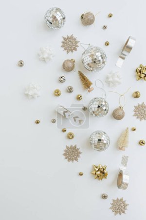 Foto de Confiti dorado y bolas de árbol de Navidad sobre fondo blanco. Piso laico, vista superior Navidad vacaciones fondo - Imagen libre de derechos
