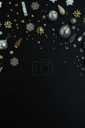 Foto de Navidad de lujo, composición de vacaciones de Año Nuevo con espacio de copia en blanco. Bolas de bolas doradas, estrellas sobre fondo negro. Decoraciones del árbol de Navidad. Plano laico, vista superior plantilla festiva - Imagen libre de derechos