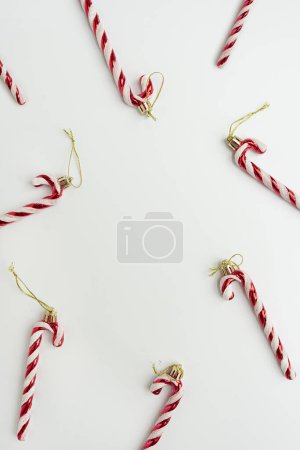 Téléchargez les photos : Cadre de cannes de bonbons de Noël avec espace de copie vierge sur fond blanc. Modèle de carte de vacances - en image libre de droit
