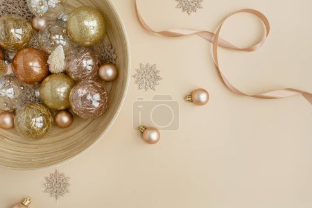Foto de Disposición creativa estética de coloridas bolas y juguetes de Navidad dorados y beige sobre fondo beige neutro. Piso tendido, vista superior - Imagen libre de derechos