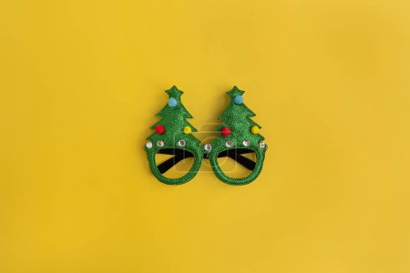 Foto de Año Nuevo, gafas de Navidad sobre fondo amarillo - Imagen libre de derechos