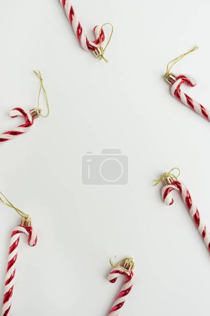 Téléchargez les photos : Fond de Noël. Copier le cadre de l'espace en cannes de bonbons. Décorations d'arbre de Noël avec espace vide - en image libre de droit