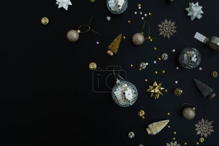 Foto de Navidad de lujo, composición de vacaciones de Año Nuevo. Bolas de bolas doradas, estrellas sobre fondo negro. Decoraciones del árbol de Navidad. plano laico, vista superior patrón festivo - Imagen libre de derechos