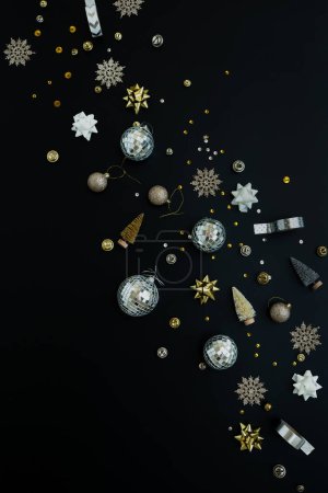 Foto de Elegante composición navideña de lujo. Decoraciones del árbol de Navidad de oro: bolas, bolas, estrellas, cintas. Plano laico, concepto de vacaciones vista superior - Imagen libre de derechos