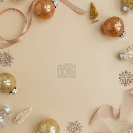 Téléchargez les photos : Boules de Noël, boules, rubans, étoiles sur fond beige avec cadre de copie vierge - en image libre de droit