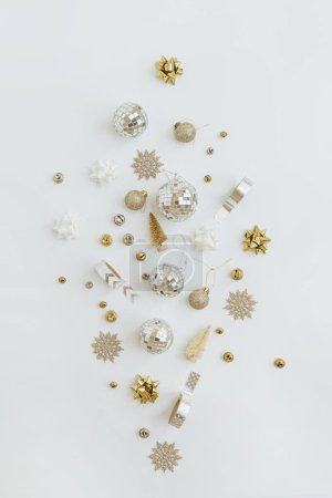 Foto de Navidad, composición de las fiestas de Año Nuevo. Bolas de bolas doradas, estrellas sobre fondo blanco. Decoraciones del árbol de Navidad. plano laico, vista superior patrón festivo - Imagen libre de derechos