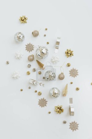 Foto de Composición navideña con adornos de oro y beige: bolas, árboles de juguete, estrellas. Minimalista Año Nuevo, tarjeta de vacaciones de invierno - Imagen libre de derechos