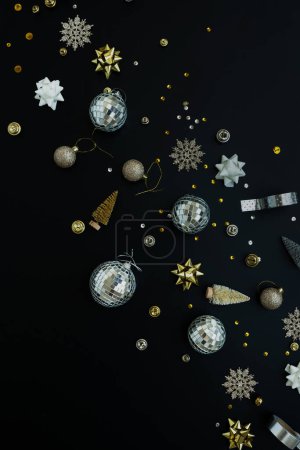 Foto de Elegante composición navideña de lujo. Decoraciones del árbol de Navidad de oro: bolas, bolas, estrellas, cintas. Plano laico, concepto de vacaciones vista superior - Imagen libre de derechos