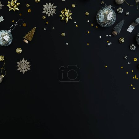 Foto de Navidad de lujo, composición de vacaciones de Año Nuevo con espacio de copia en blanco. Bolas de bolas doradas, estrellas sobre fondo negro. Decoraciones del árbol de Navidad. Plano laico, vista superior plantilla festiva - Imagen libre de derechos